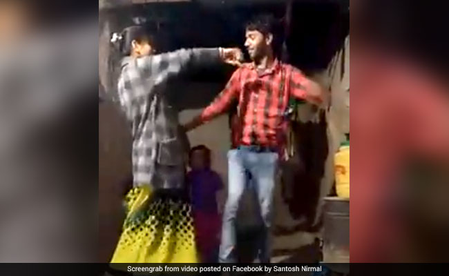 पति-पत्नी का रोमांटिक डांस हुआ सोशल मीडिया पर वायरल, लोग बोले- सबसे सुखी परिवार