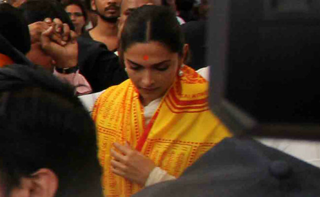 Deepika Padukone Visits Siddhivinayak Temple Ahead Of <I>Padmaavat</i> Release