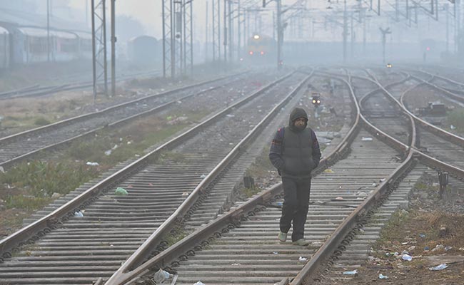 कश्मीर और हिमाचल में कड़ाके की ठंड, कोहरे से रेल सेवा प्रभावित