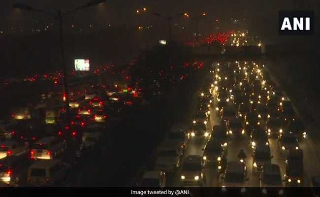 Huge Traffic Jam In Delhi As 2 Lakh Revellers Gather At India Gate