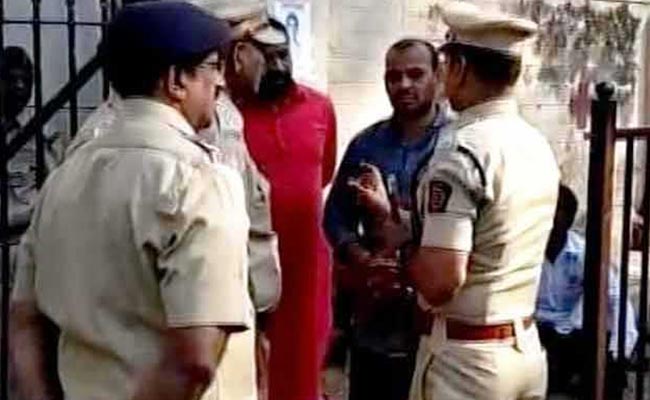 आश्वासन के बाद बुजुर्ग किसान धर्मा पाटिल के शव का अंतिम संस्कार करने को तैयार हुआ परिवार