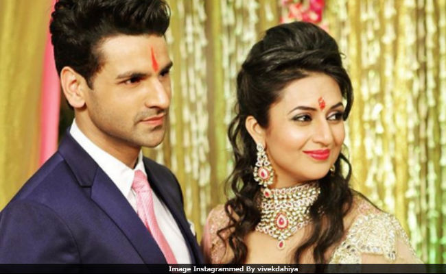 green emerald velvet dress Divyanka Tripathi in Riwaayat