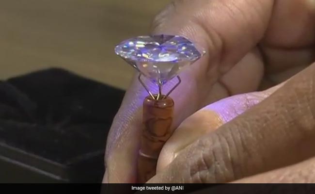 कोट के बटन को बेशकीमती हीरा बता ठग लिए सवा करोड़ रुपये, पुलिस ने दबोचा तो बताई ये बात