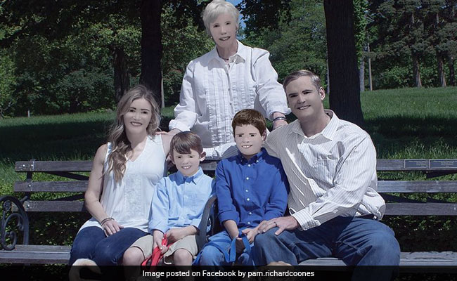 Photoshop Fail Gives This Family Portrait Faces From A Horror Flick