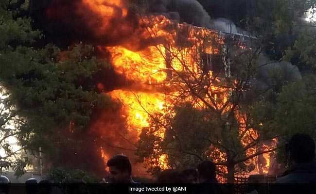 जयपुर के जवाहर सर्किल के पास रोज गार्डन में लगी भीषण आग, दमकल की गाड़ियां मौजूद