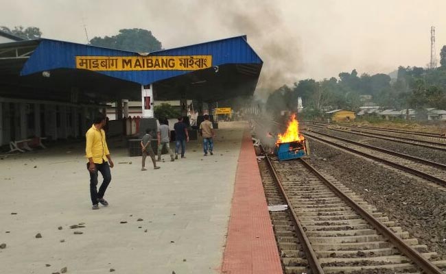 असम: पुलिस फायरिंग में दो लोगों की मौत के बाद लगा कर्फ्यू, 2000 से ज्यादा यात्री फंसे