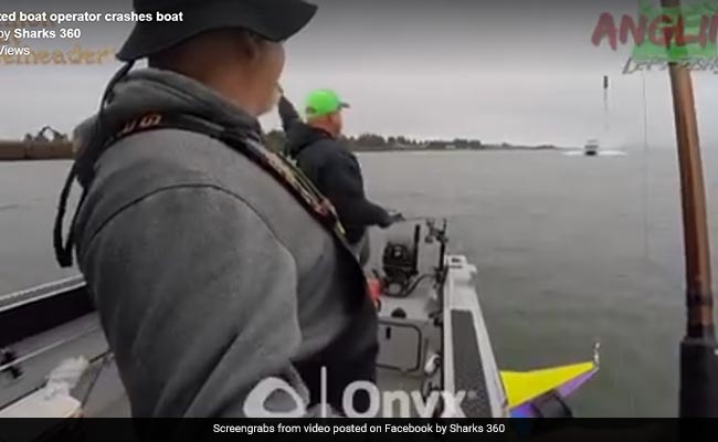 VIDEO: नांव में बैठकर मछली पकड़ रहे थे तभी तेज दौड़ती हुई आई बोट और...