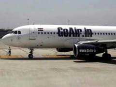 सामान से मोबाइल फोन चुराने के आरोप में गो एयर के दो कर्मचारी गिरफ्तार