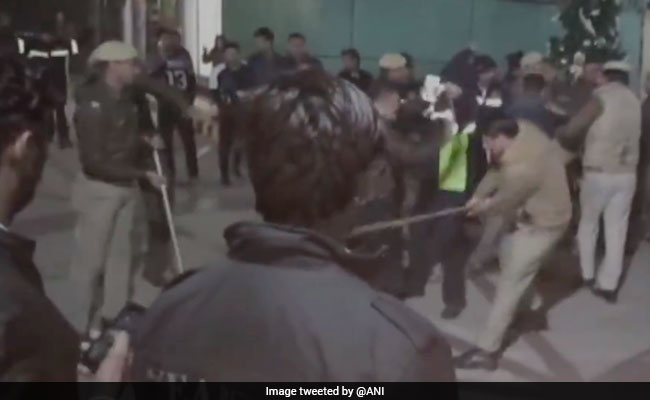 गुरुग्राम: मॉल में एंट्री को लेकर पुलिसवाले को युवक ने मारा थप्पड़, फिर चली लाठियां, देखें वीडियो