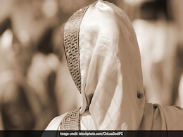 Karnataka Hijab Row: हिजाब प्रतिबंधों के खिलाफ डीयू छात्र संगठन ने किया प्रदर्शन Karnataka Hijab Row: हिजाब प्रतिबंधों के खिलाफ डीयू छात्र संगठन ने किया प्रदर्शन