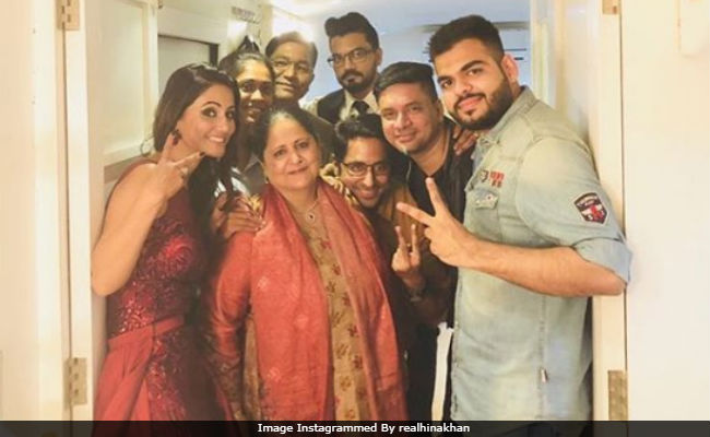 <i>Bigg Boss 11</i>: Hina Khan Shares Pic With Family, Boyfriend Rocky After Grand Finale