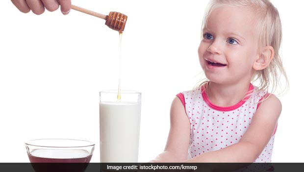 क्या गर्म दूध के साथ शहद मिलाने से बन जाता है जहर! जानिए क्या है सच