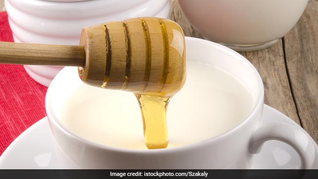 Honey Milk Benefits: बिस्तर में जाने से पहले गुनगुने दूध में शहद मिलाकर पीने से मिलते हैं ये 6 शानदार फायदे!