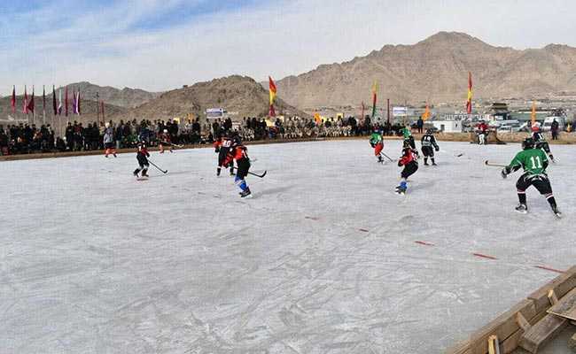 देश के इस कोने में शून्य से 20 डिग्री नीचे तापमान में बर्फ पर हो रहे हॉकी मैच