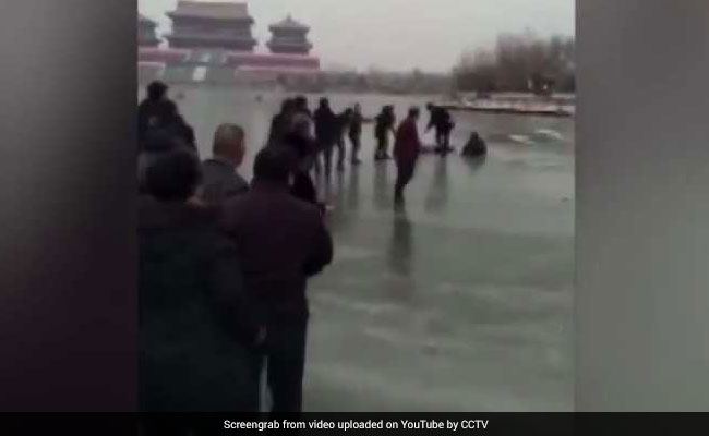 People Form 82-Foot-Long Human Chain On Thin Ice To Save Drowning Family