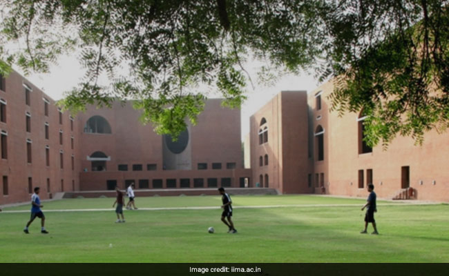 IIM Ahmedabad Alumni Contributes Rs 50 Lakh Towards Faculty Club