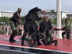 VIDEO: इंडोनेशियन सैनिकों ने सांप का सिर काटकर पिया खून, करना था US डिफेंस सेक्रेटरी को खुश