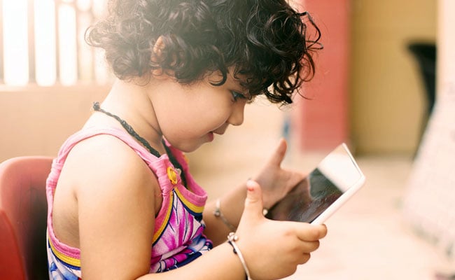 बच्चा ज्यादा मोबाइल देखता है तो क्या करें? बच्‍चों की फोन देखने की आदत कैसे छुड़ाएं