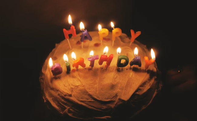 Birthday Celebration: केक काटने के लिए तलवार लेकर पहुंच गया किशोर&nbsp;