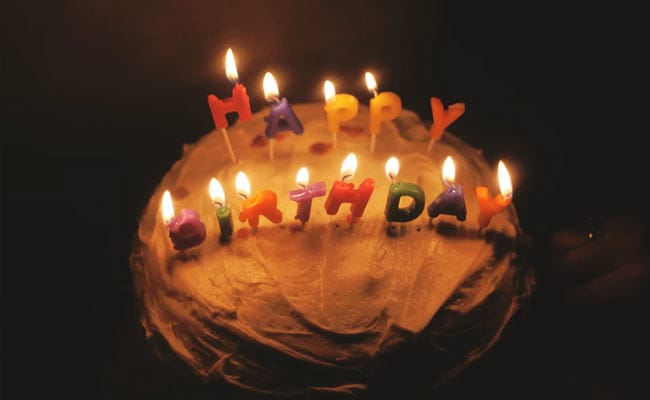 Birthday Celebration: केक काटने के लिए तलवार लेकर पहुंच गया किशोर 