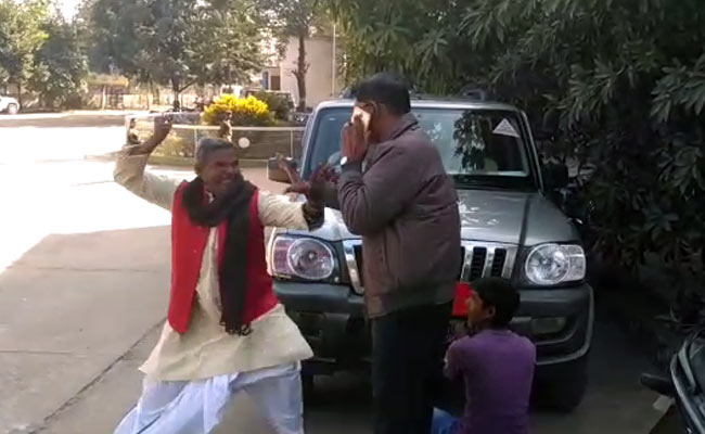 झारखंड में बीजेपी नेता ने गाड़ी से नेमप्लेट हटवाने गए DTO से की मारपीट, हुआ गिरफ्तार