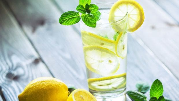क्या सच में सुबह खाली पेट नींबू पानी पीना फायदेमंद है? जानिए इसके फायदे और नुकसान, किसे नहीं पीना चाहिए