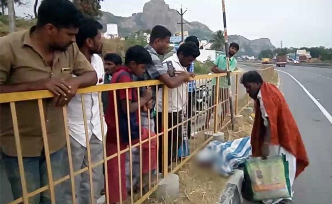 Man Dies On Bus, Driver Offloads His Body, Friend On Highway In Tamil Nadu