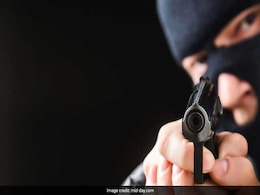 Masked Men Shoot At Mumbai Hotel Receptionist Masked Men Shoot At Mumbai Hotel Receptionist