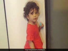 जब बेटी मीशा ने पापा शाहिद कपूर का जूता पहनकर दिखाया, देखें कुछ फैमिली Pics जब बेटी मीशा ने पापा शाहिद कपूर का जूता पहनकर दिखाया, देखें कुछ फैमिली Pics