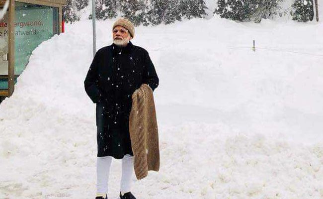 पीएम नरेंद्र मोदी ने दावोस में लिया बर्फबारी का मजा, ट्विटर ने यूं ली चुटकी