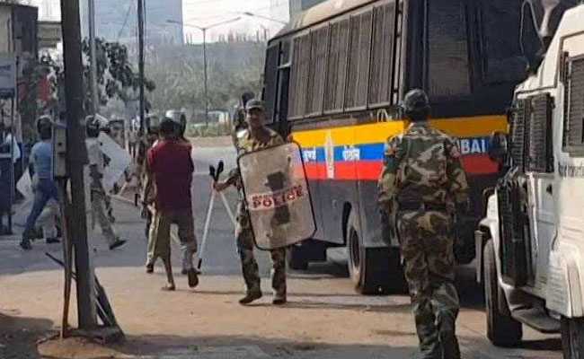 मुंबई में दिखा दलित समुदाय के बंद का असर, कई बसें तोड़ीं, रेल सेवा की बाधित