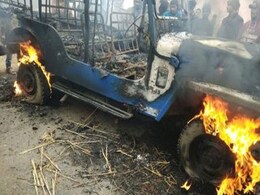 भोजपुर में हॉकर की गोली मारकर हत्या, गुस्साई भीड़ ने पुलिस जीप में लगाई आग भोजपुर में हॉकर की गोली मारकर हत्या, गुस्साई भीड़ ने पुलिस जीप में लगाई आग