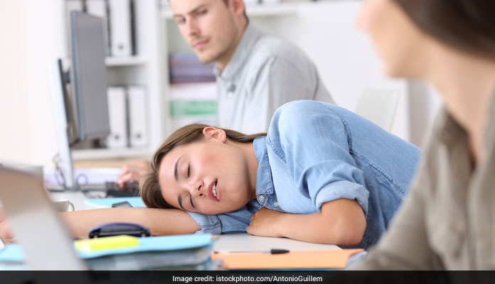 Narcolepsy: नींद को कंट्रोल कर पाना हो रहा है मुश्किल ? नार्कोलेप्सी के हो सकते हैं लक्षण, जानिए कारण और उपाय