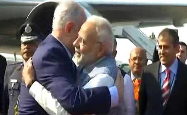 पीएम मोदी ने इस्राइली पीएम नेतन्याहू को गले लगाया, कांग्रेस ने कसा तंज