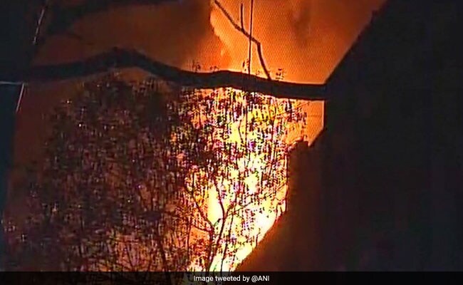 मुंबई: लोअर परेल के नवरंग स्टूडियो में लगी आग, एक दमकलकर्मी जख्मी