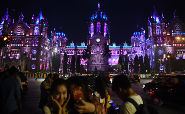 India Welcomes 2018 With Revelry, Voting Rights For Millennium Children