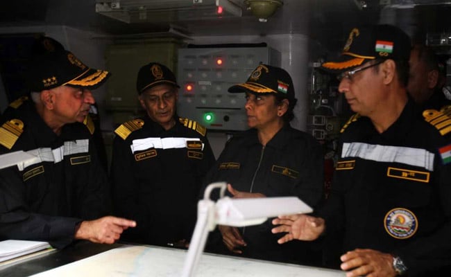 रक्षा मंत्री निर्मला सीतारमण ने लिया भारतीय नौसेना की ताकत का जायजा