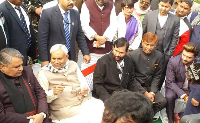 बिहार में सियासी मकर संक्रांति, सहयोगियों के घर पहुंचे नीतीश, लालू ने जेल में ही खाया दही-चूड़ा