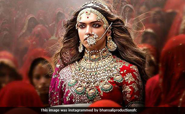 <i>"Padmaavat"</i> Movie Review: Sanjay Leela Bhansali's Boring Film Doesn't Do Justice To Deepika Padukone