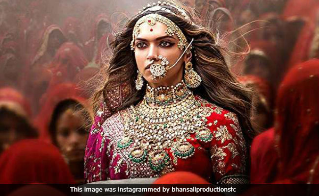 <i>"Padmaavat"</i> Movie Review: Sanjay Leela Bhansali's Boring Film Doesn't Do Justice To Deepika Padukone