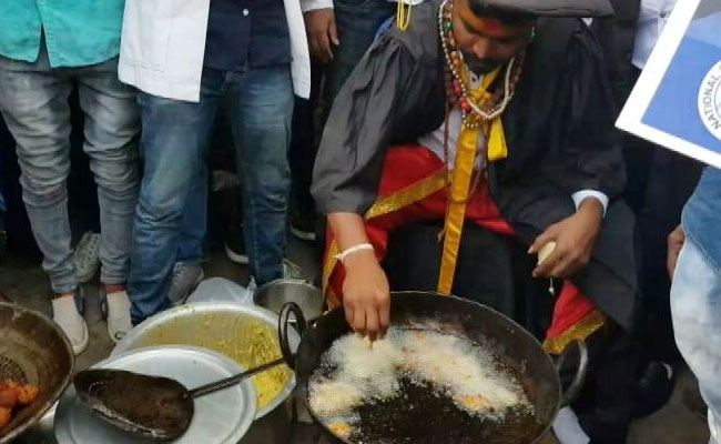पीएम मोदी के बयान के विरोध में एनएसयूआई के कार्यकर्ताओं ने पकोड़े बनाकर लोगों में बांटे