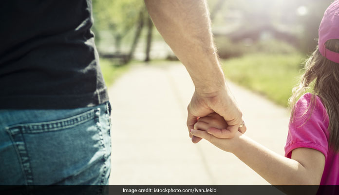 माता-पिता को अपनी इन 4 बुरी आदतों को लेना चाहिए सुधार, नहीं तो बच्चा भी करने लगेगा कॉपी