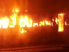 बिहार: यार्ड में खड़ी दानापुर-मोकामा पैसेंजर ट्रेन में लगी आग, 4 बोगियां जलकर खाक