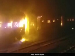 Massive Fire On 4 Coaches Of Patna-Mokama Passenger Train; No One Was Injured Massive Fire On 4 Coaches Of Patna-Mokama Passenger Train; No One Was Injured