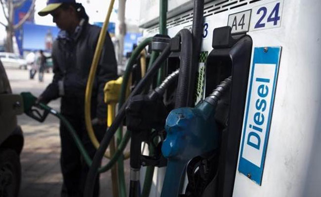 Petrol-Diesel Price : एक दिन की कटौती के बाद फिर थमे पेट्रोल-डीजल के दाम, चेक कर लें मौजूदा रेट