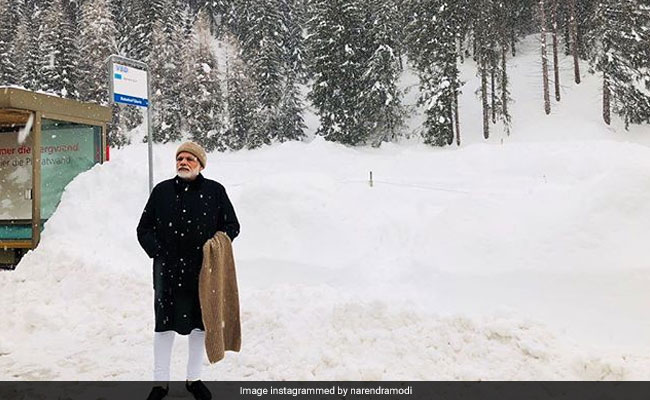 दावोस में बैठकों के बीच प्रधानमंत्री नरेंद्र मोदी ने लिया बर्फबारी का आनंद