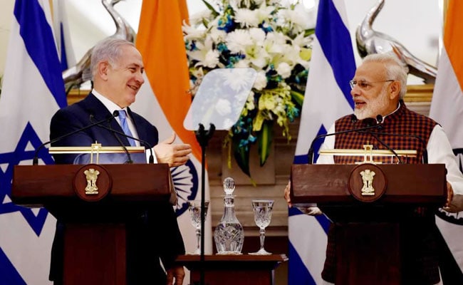 Narendra Modi-Benjamin Netanyahu's mega roadshow in Gujarat - Netanyahu  tries a traditional umbrella