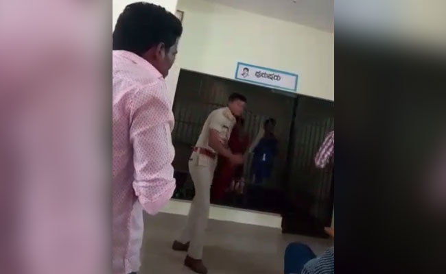 ट्रैफिक का नियम तोड़ने पर पुलिसकर्मी ने दो युवकों को बेल्ट से पीटा, याद आई अंग्रेजों के जमाने की पुलिस