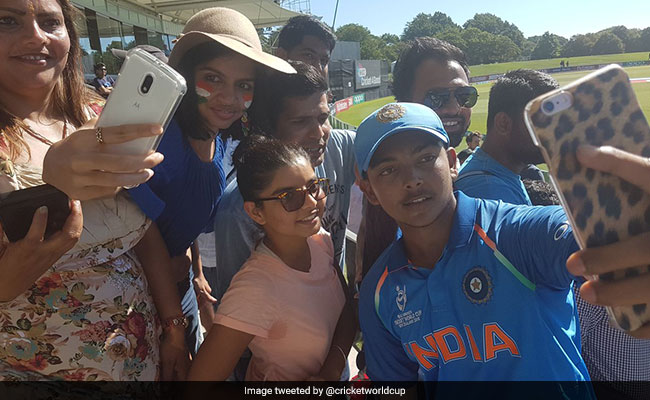 IND vs PAK U19 WC: फाइनल में पहुंचने के बाद राहुल द्रविड ने मनाया जश्न, खिलाड़ी दिखे फैन्स के साथ