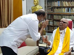 கருணாநிதியிடம் ஆசி பெற்ற ரஜினிகாந்த்
